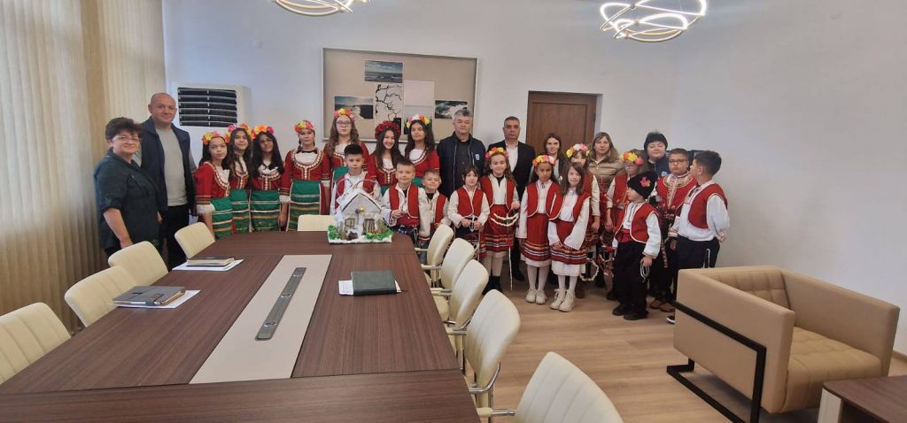 Сурвакари от СУ "Георги Ст. Раковски" посетиха кмета на общината - СУ Георги Стойков Раковски - Каолиново