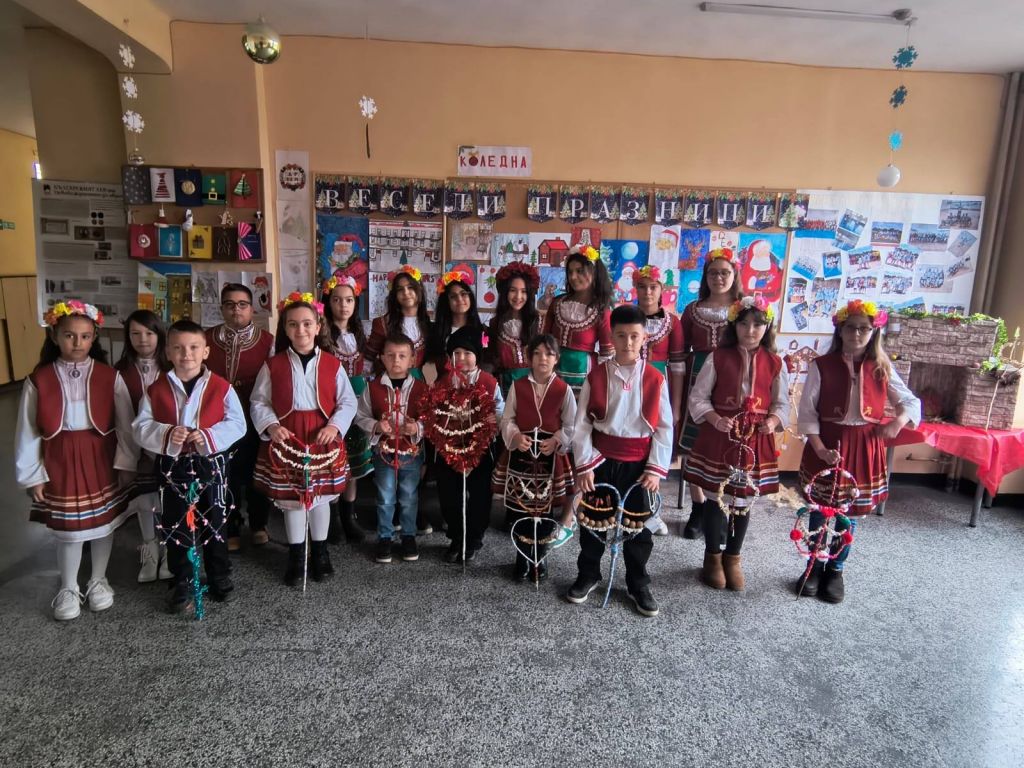 Сурвакари от СУ "Георги Ст. Раковски" посетиха кмета на общината 1