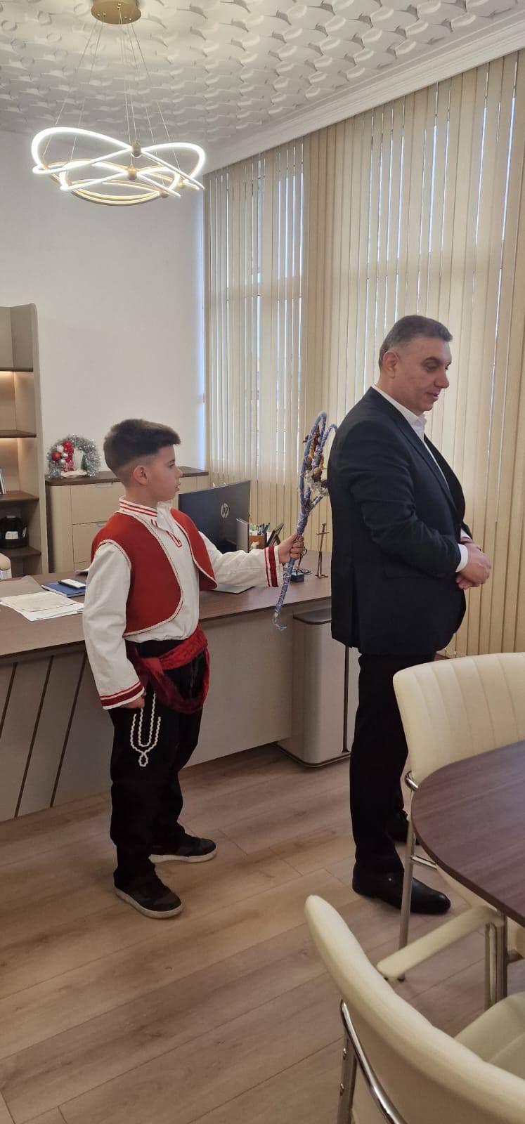 Сурвакари от СУ "Георги Ст. Раковски" посетиха кмета на общината 2