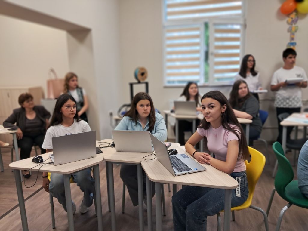 Училището в Каолиново откри модерен STEM център за технологии и науки 16