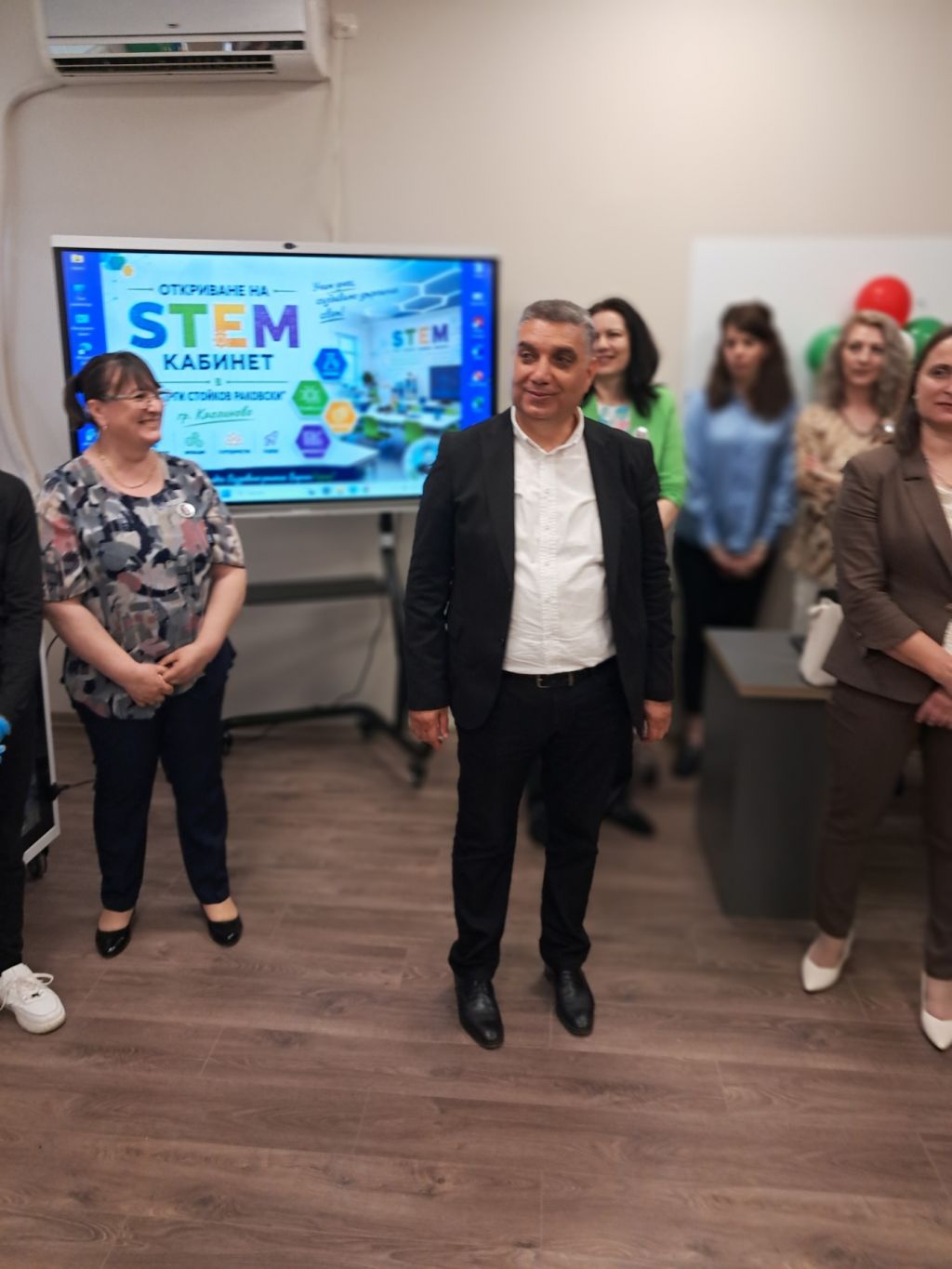 Училището в Каолиново откри модерен STEM център за технологии и науки 7